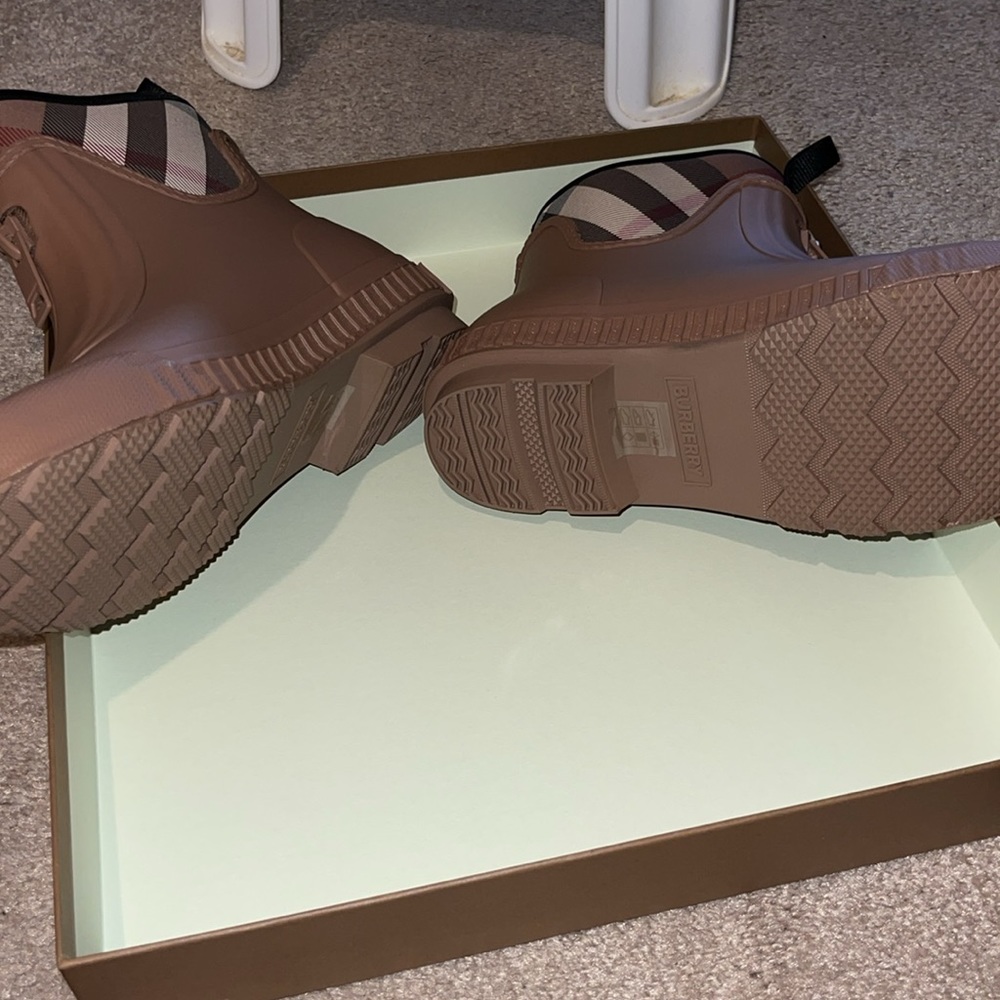 Burberry tan rain boots - Picture 3 of 5